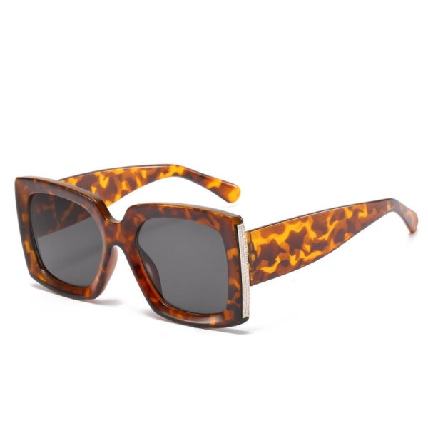 Trendy Large Frame Sunglasses - Image 2