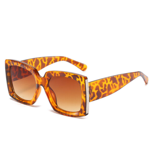 Trendy Large Frame Sunglasses - Image 4