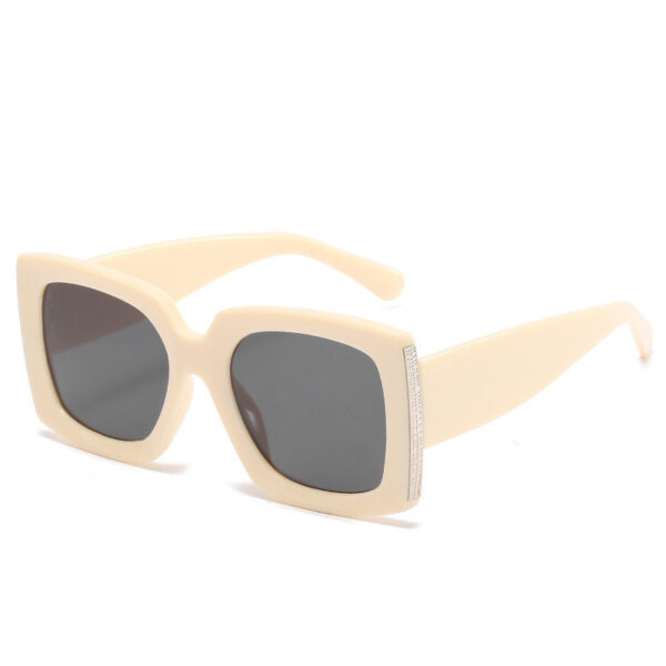 Trendy Large Frame Sunglasses - Image 3